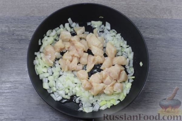 Макароны с курицей, кабачками и болгарским перцем