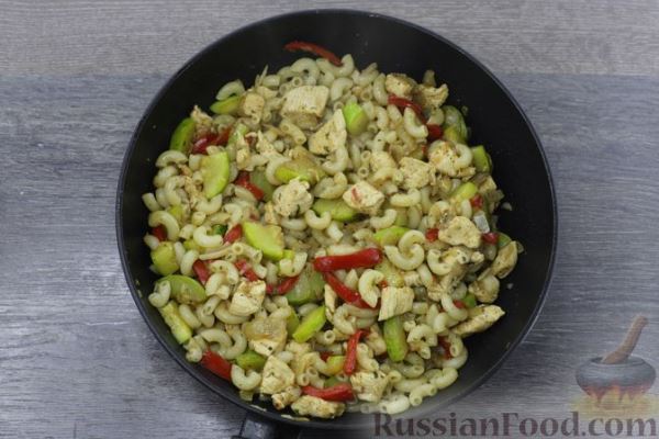 Макароны с курицей, кабачками и болгарским перцем