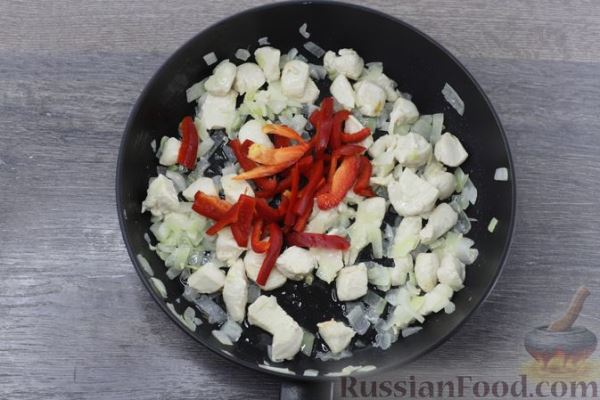 Макароны с курицей, кабачками и болгарским перцем