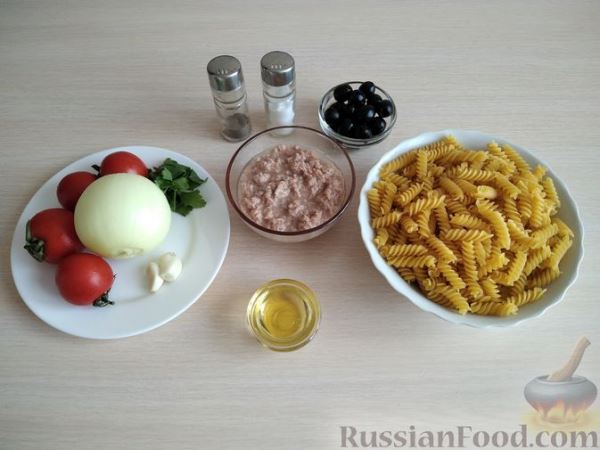 Макароны с тунцом, помидорами и маслинами