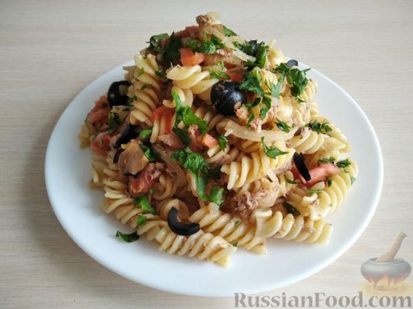 Макароны с тунцом, помидорами и маслинами