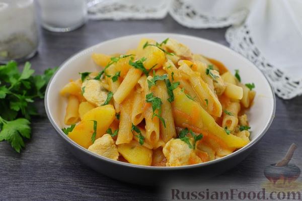 Картошка, тушенная с курицей и макаронами