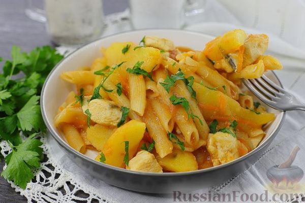 Картошка, тушенная с курицей и макаронами