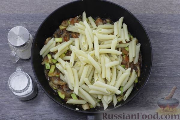 Макароны с кабачками и шампиньонами