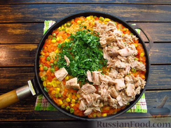 Рис с овощами и консервированным тунцом (на сковороде)