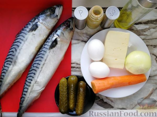 Рулет из скумбрии, фаршированной маринованными огурцами, яйцами и сыром (в духовке)