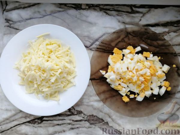 Рулет из скумбрии, фаршированной маринованными огурцами, яйцами и сыром (в духовке)