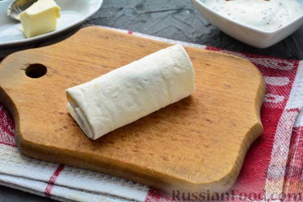 Рулетики из лаваша со скумбрией, морковью и луком (в духовке)